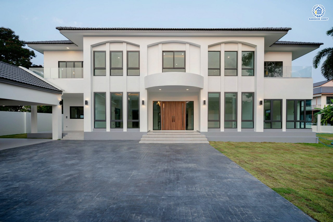 บ้านมือสองตกแต่งใหม่ โครงการ กฤษดานคร20 ปิ่นเกล้า-บรมราชชนนี บ้านหลังมุม ติดทะเลสาบ บนเนื้อที่กว้างมากถึง 238 ตร.ว. ตกแต่งด้วยวัสดุเกรดพรีเมี่ยม ฟังก์ชัน 5 ห้องนอน 6 ห้องน้ำ 1 ห้องอเนกประสงค์ 4 ที่จอดรถ พร้อมทั้งเปลี่ยนระบบไฟฟ้า สุขาภิบาล ทำเลศักยภาพ ติดถนนบรมราชชนนี ใกล้มหาวิทยาลัยมหิดล และเพียง 10 นาทีถึงเซ็นทรัล ปิ่นเกล้า